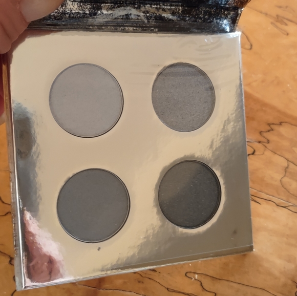 DOJA CAT ELEMENTS Quad Eyeshadow Pallet - Picture 3 of 7